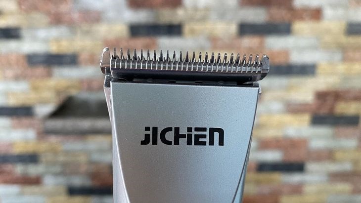 Tông đơ cắt tóc Jichen được trang bị lưỡi cắt làm bằng thép không gỉ với độ bén cao