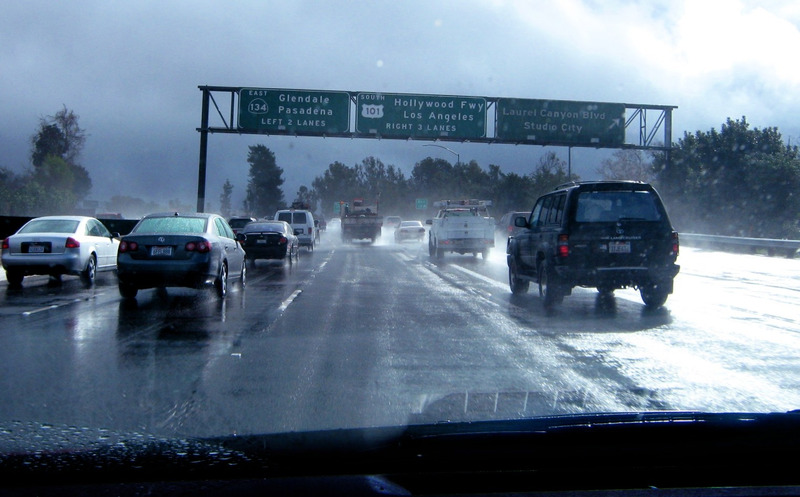 Bỏ túi kinh nghiệm lái xe trời mưa đảm bảo an toàn