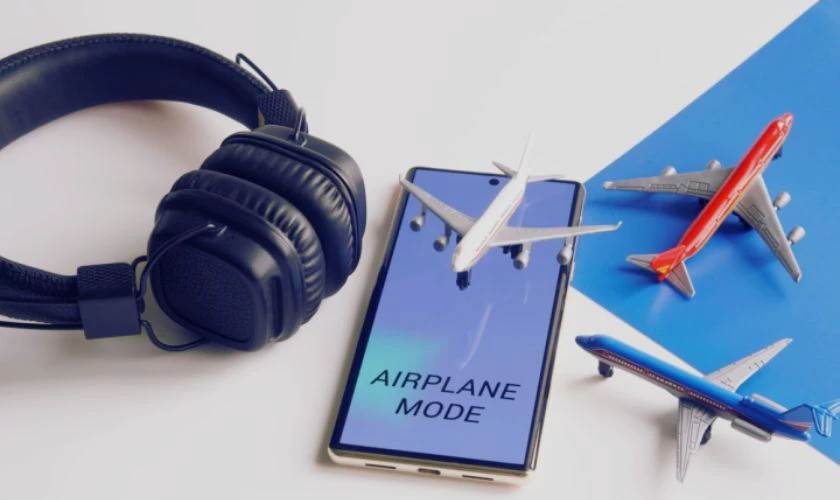 Lên máy bay có được đeo tai nghe Bluetooth không?